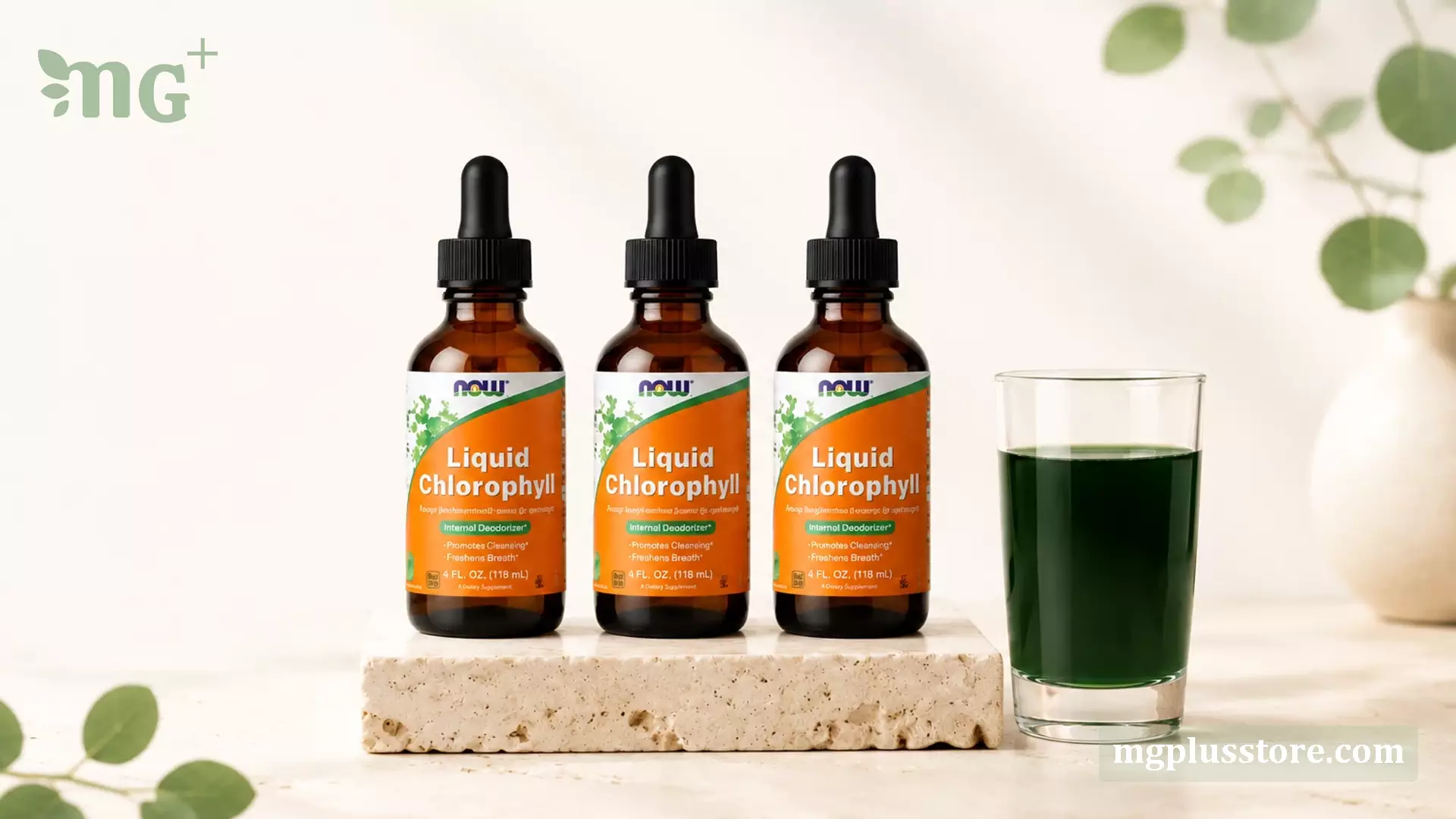 پک سه عددی کلروفیل آمریکایی NOW Foods در کنار نوشیدنی سبز کلروفیل