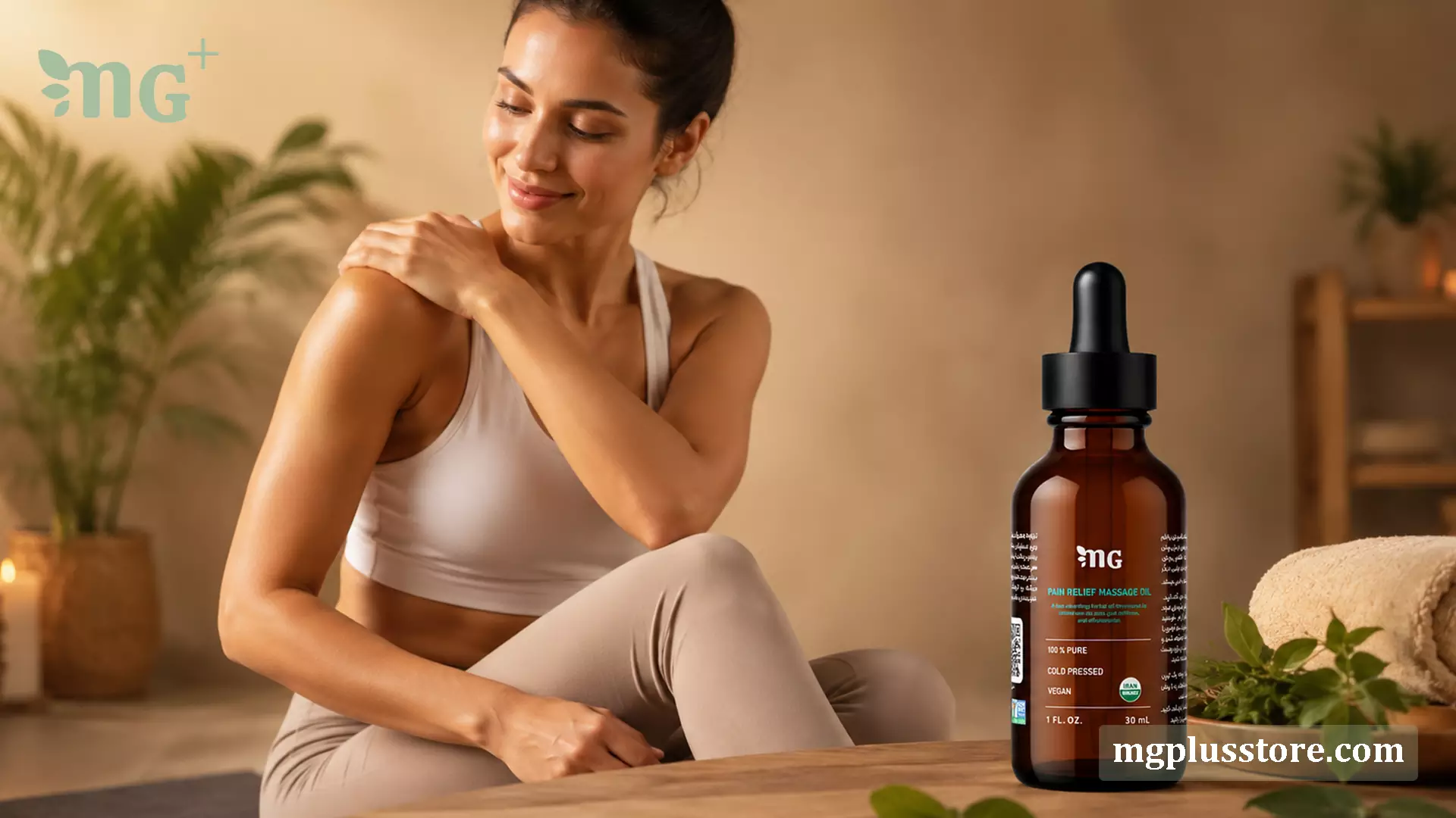 خانمی در حال ماساژ شانه در کنار بطری روغن ماساژ عضله و مفاصل MG Plus روی میز چوبی