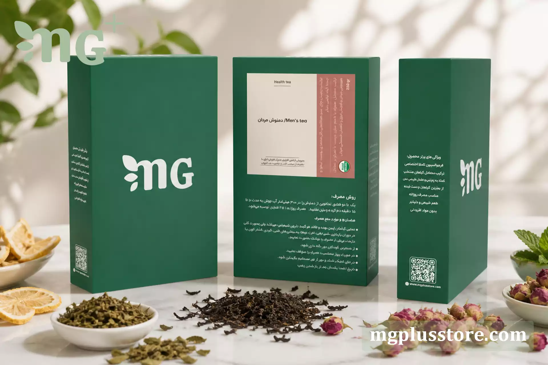 سه نمای مختلف از جعبه سبز رنگ دمنوش مردان ام جی پلاس همراه با گیاهان دارویی خشک، برش‌های لیمو و غنچه گل محمدی روی یک سطح مرمرین روشن و لوکس.