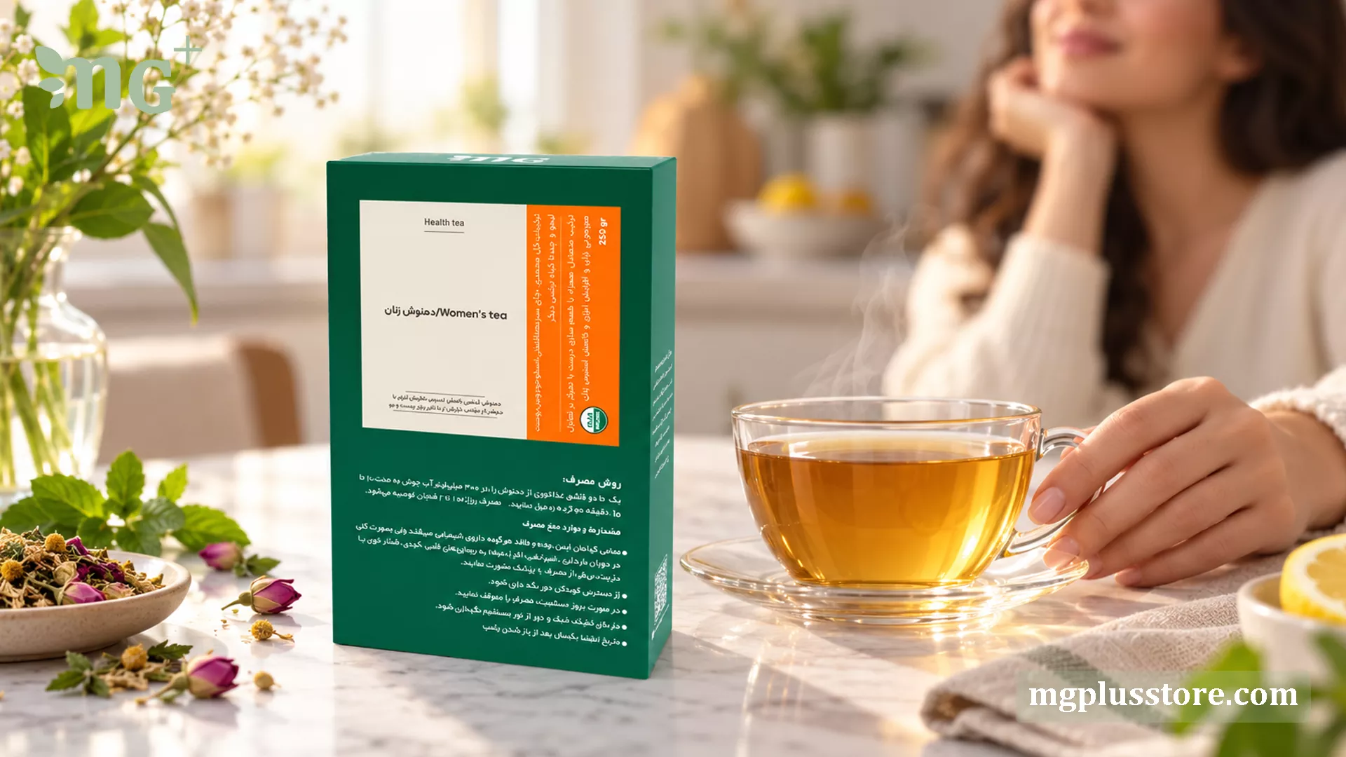 بسته دمنوش زنان برند ام جی پلاس در کنار فنجان دمنوش داغ و خانم در حال استراحت در آشپزخانه‌ای روشن، بهترین دمنوش گیاهی برای سلامت و تعادل هورمونی بانوان.