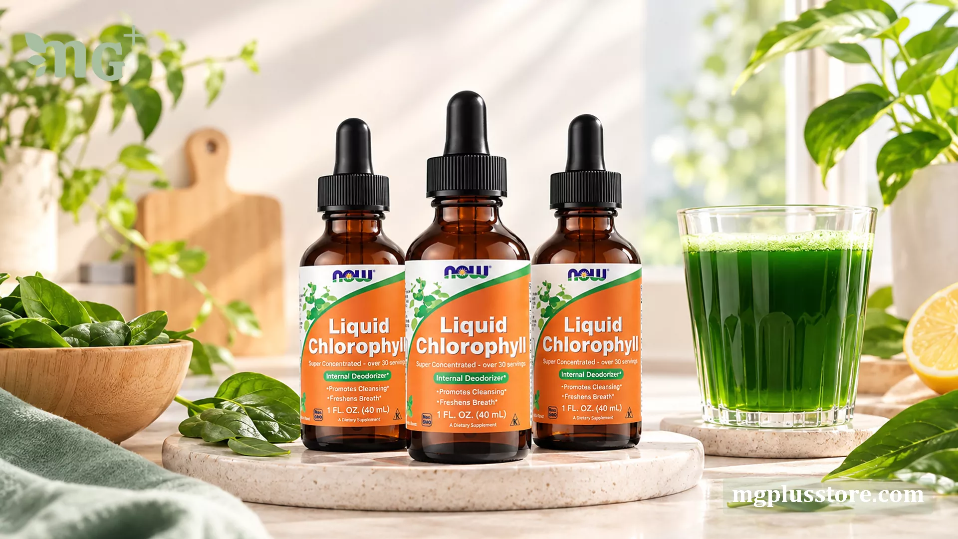 پک سه عددی کلروفیل مایع NOW Foods ۴۰ میلی‌لیتری در کنار لیوان نوشیدنی کلروفیل تازه؛ خرید اقتصادی مکمل سم‌زدای اصل آمریکا.